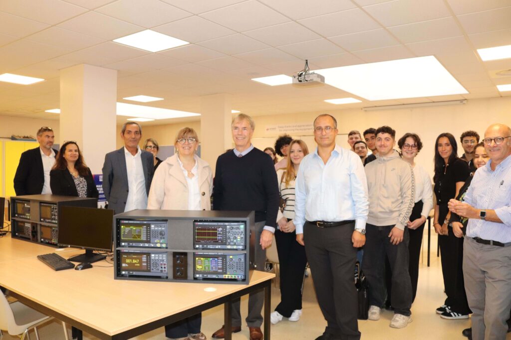 Stéphane Matyas et le Dr. Douglas Baney, respectivement Directeur des opérations et Corporate Director of Education au sein de Keysight France présentent les machines offertes à l'ESME.